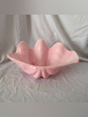 Vintage pastel pink acrylic seashell tray display accent home decor 60s